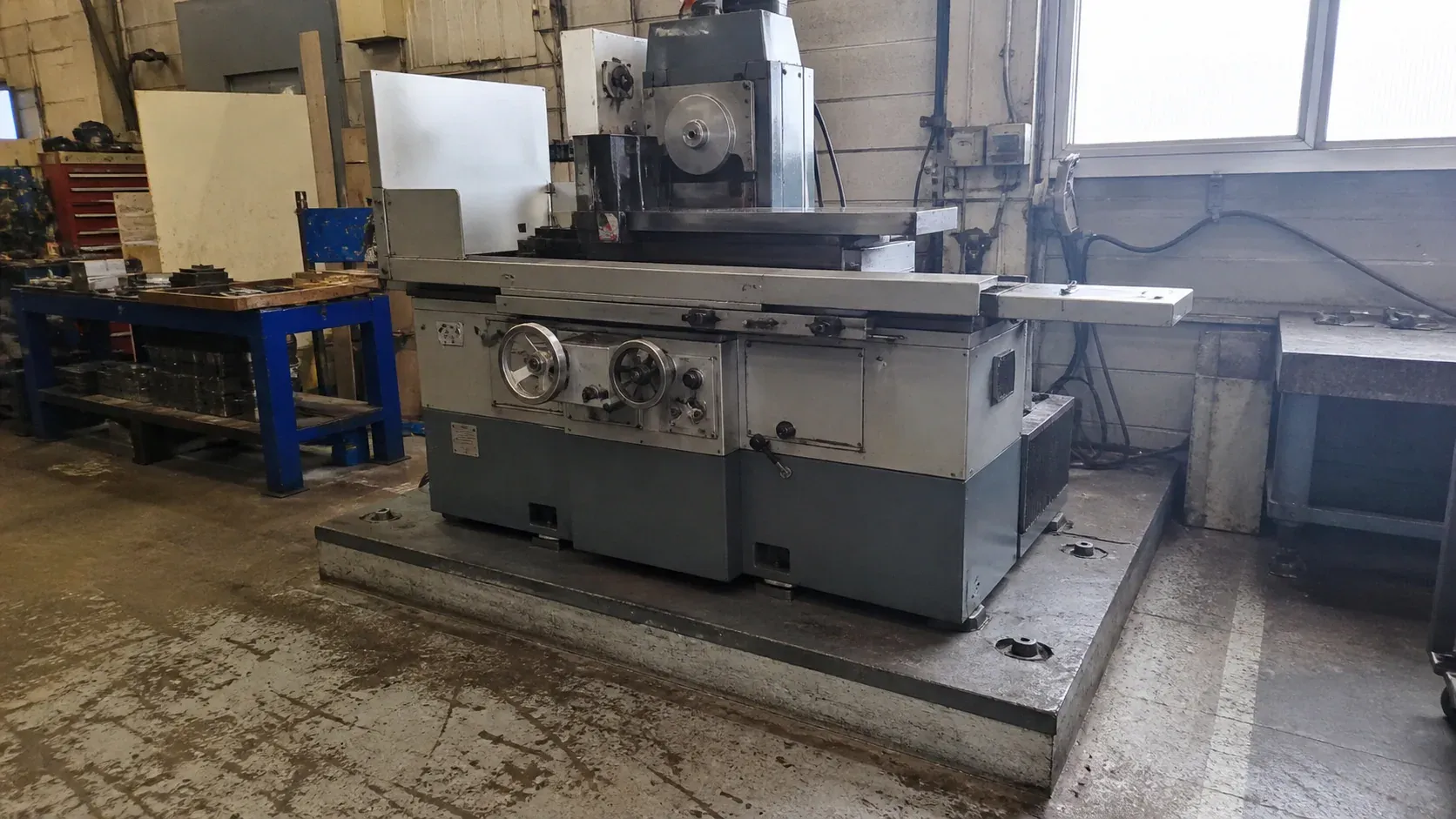 Industrial machine mounted on a reinforced concrete inertia base