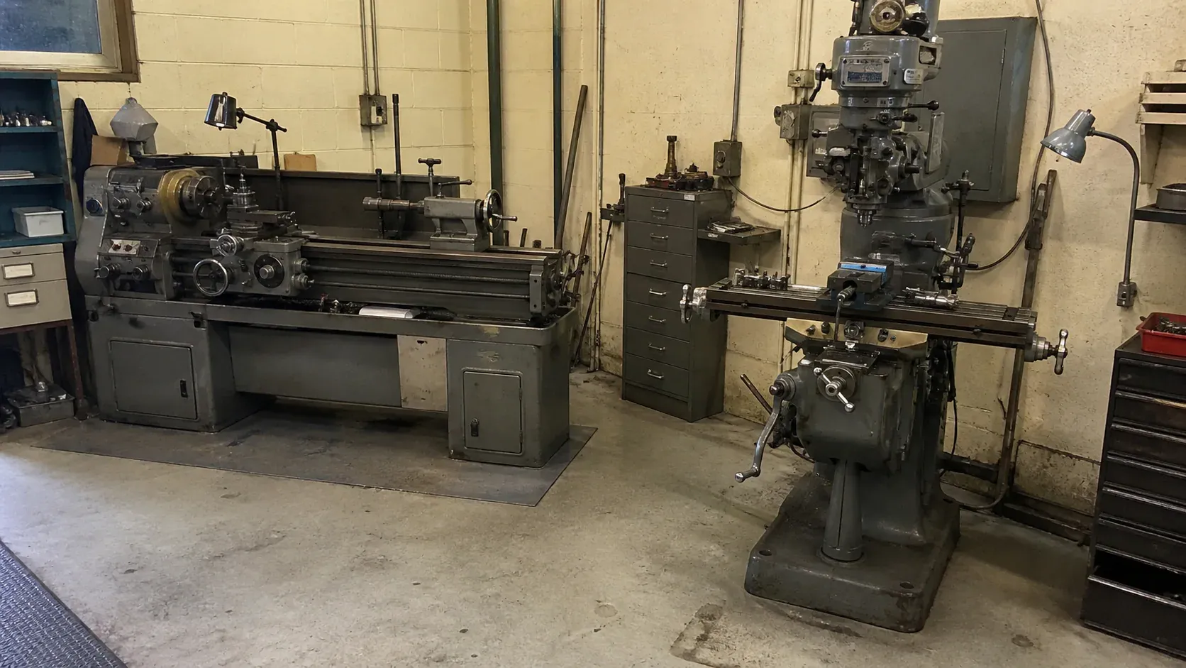 Metalworking lathe accurately mounted on a concrete machine foundation