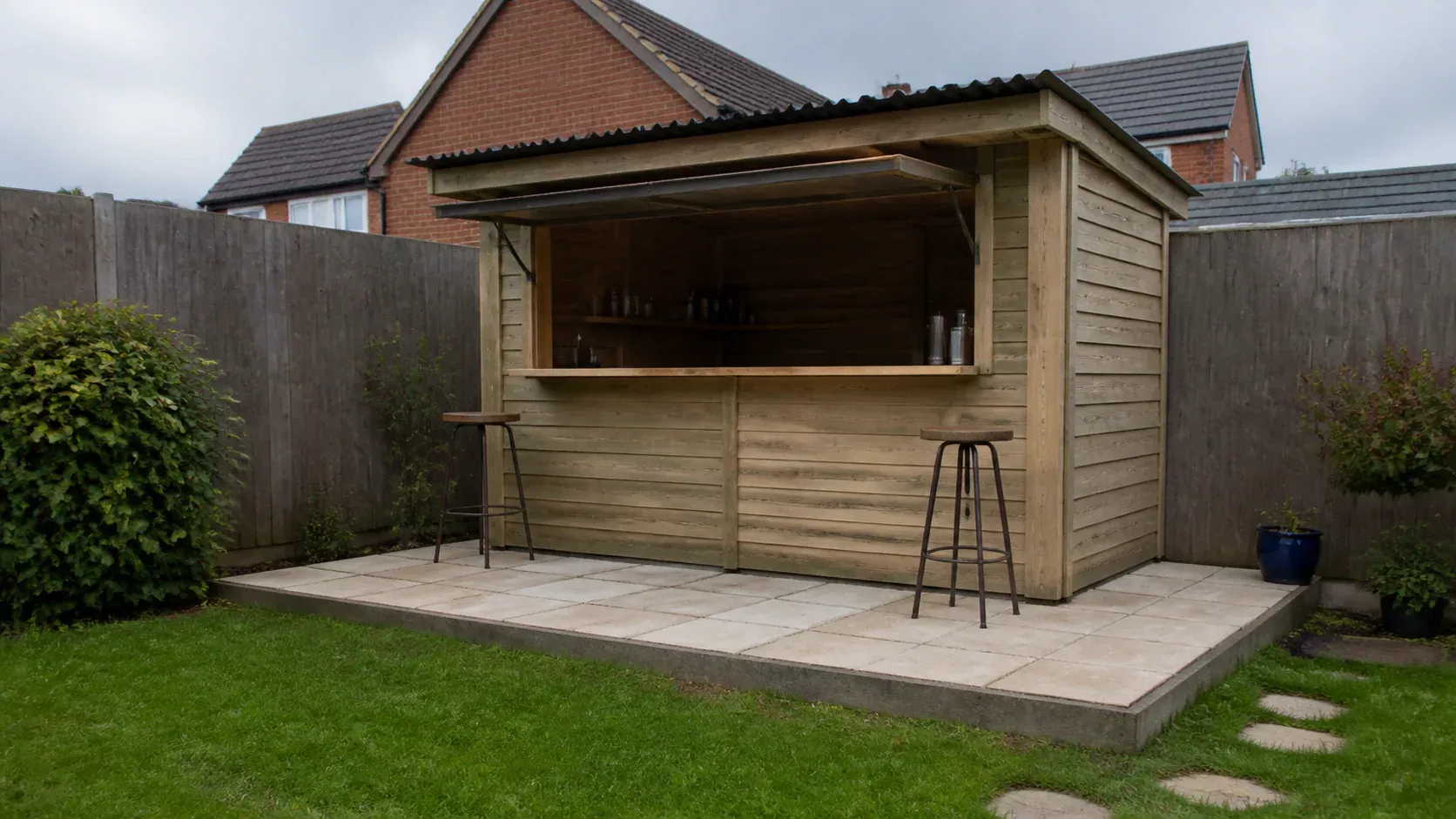 Covered garden bar on a neat level patio base